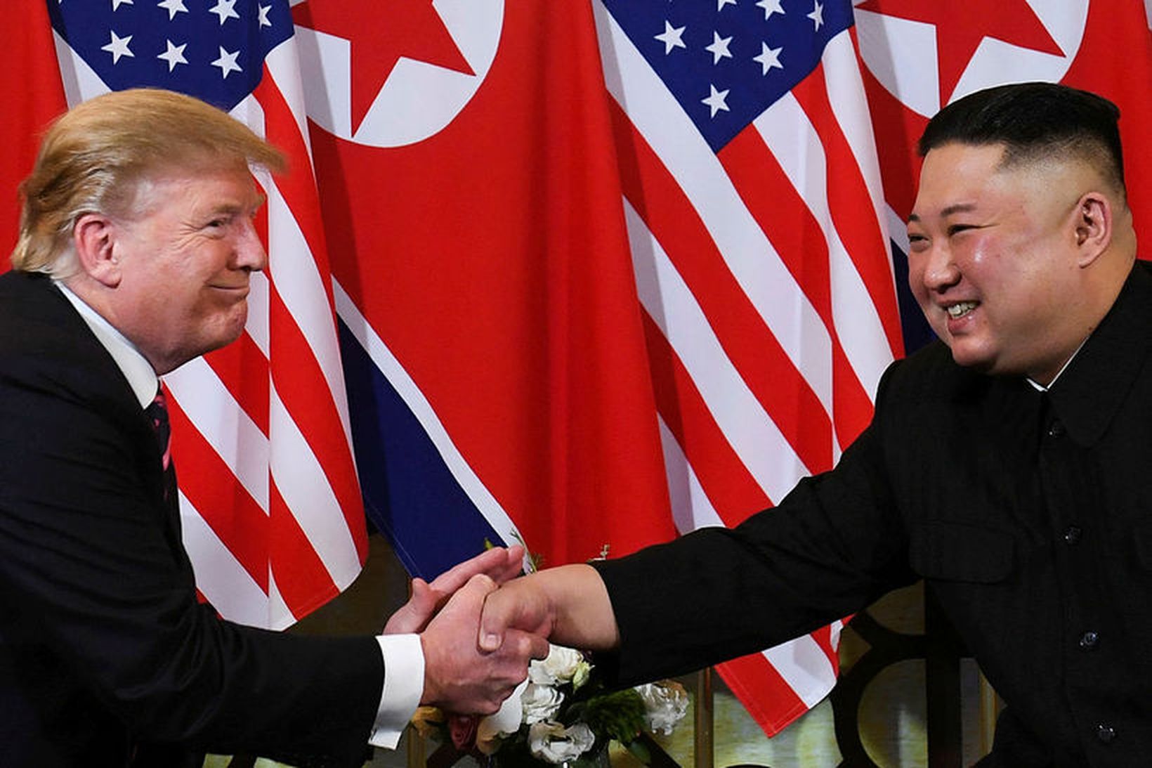 Donald Trump og Kim Jong-un á fundi í Víetnam í …
