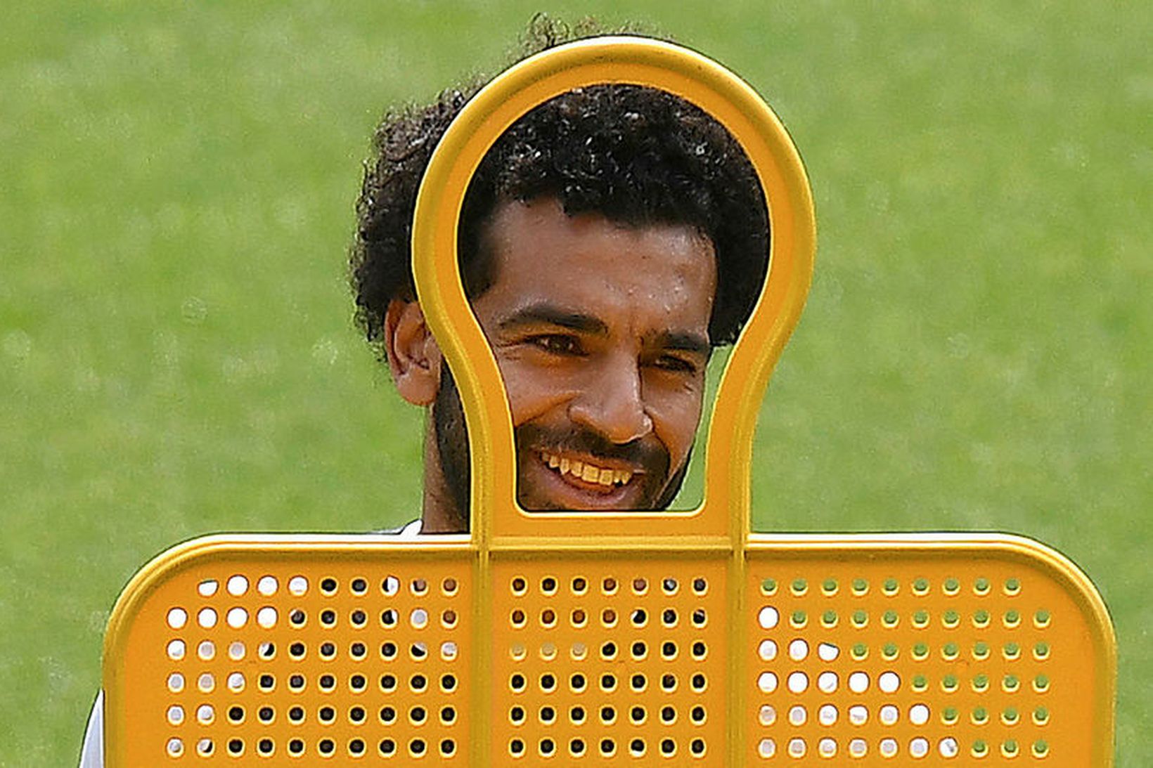 Mohamed Salah slær á létta strengi á æfingu Liverpool-liðsins.
