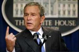 George W. Bush á blaðamannafundi í Hvíta húsinu.