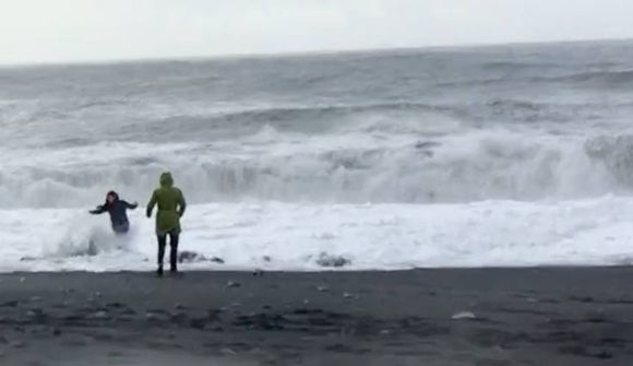 Togaði ferðamann upp úr fjörunni