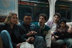 Lucy Freyer, Owen Thiele, Malik Elassal, Jack Innanen og Amita Rao í opnunaratriði þáttaraðarinnar.