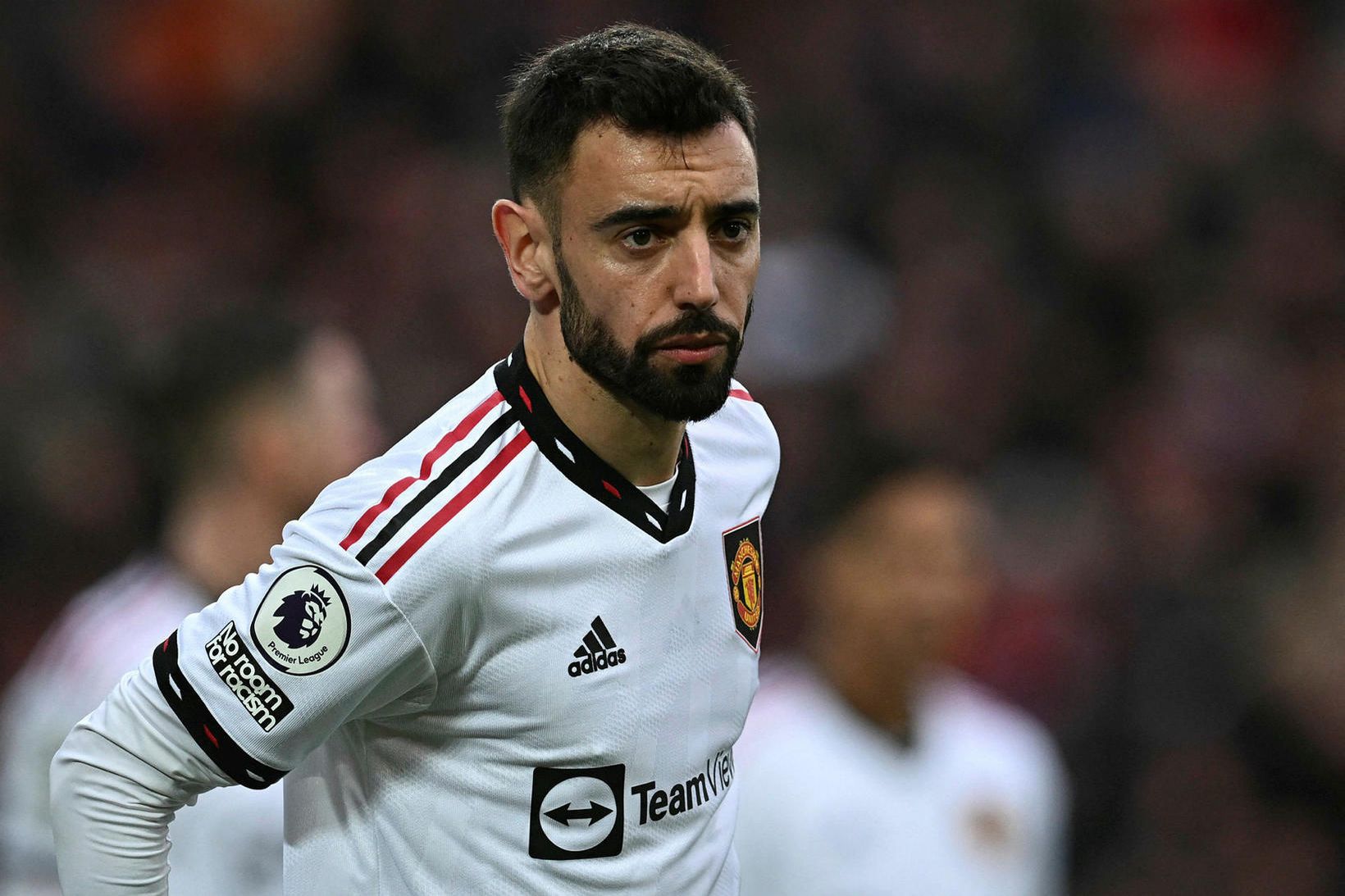 Bruno Fernandes þungur á brún í leiknum á Anfield á …