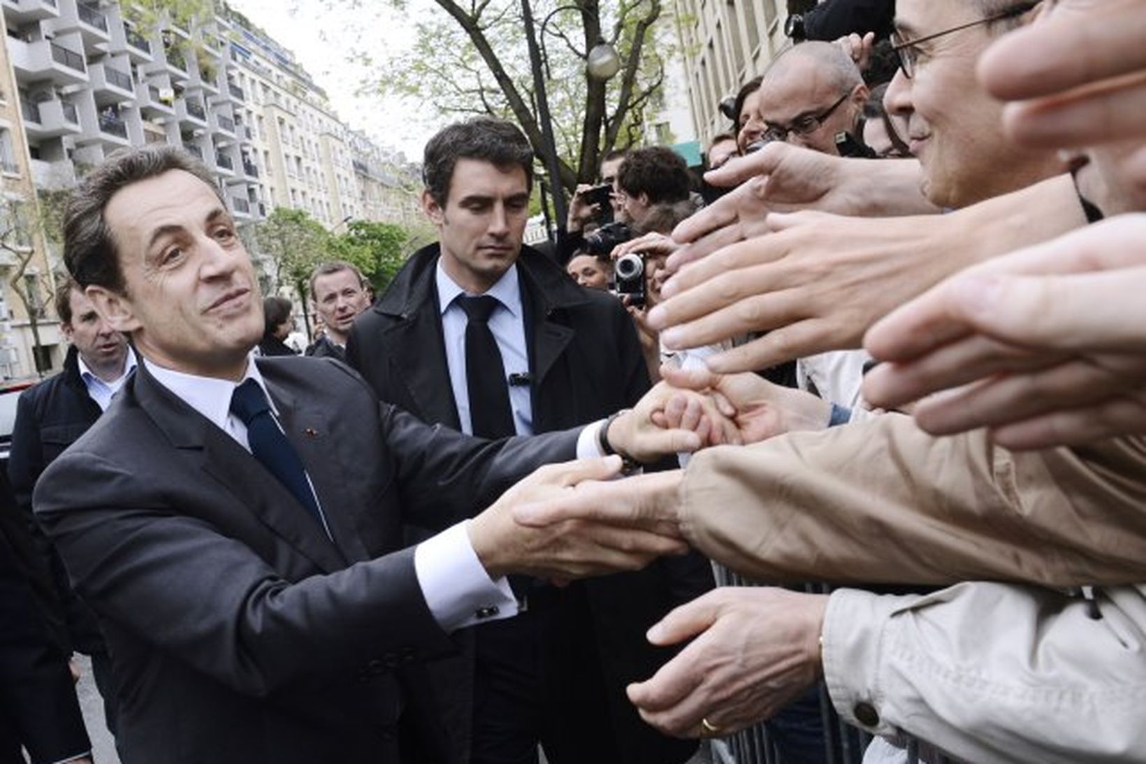 Fylgjendur forsetans Nicolas Sarkozy fagna honum er hann mætti á …