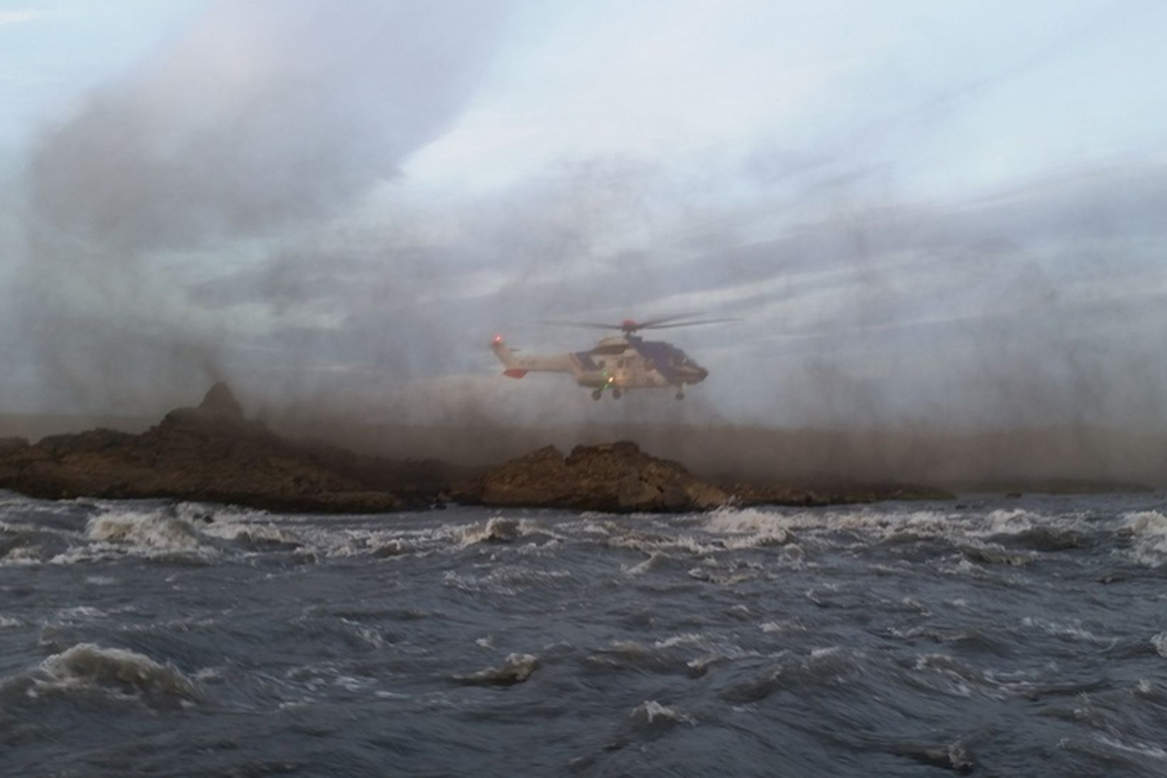 Þyrla Landhelgisgæslunnar lendir við Skaftá.