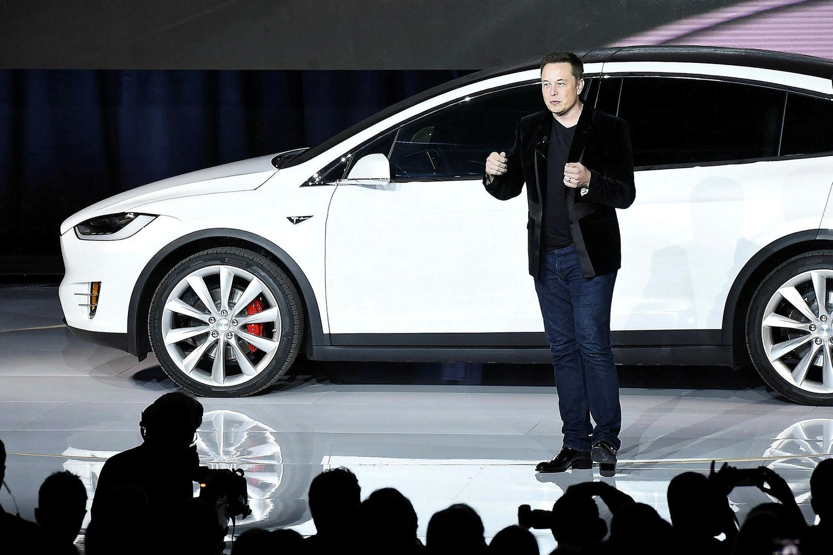 Elon Musk kynnir Model X árið 2015.