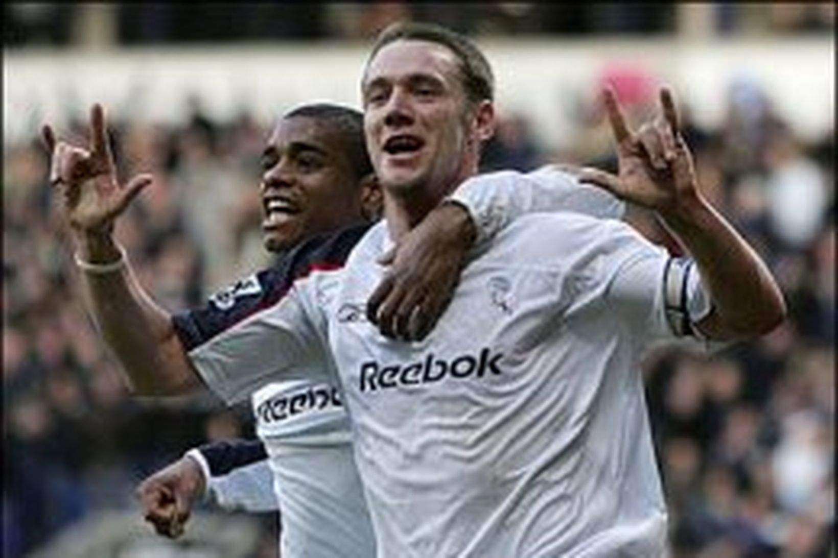 Kevin Nolan fagnar marki með Bolton.