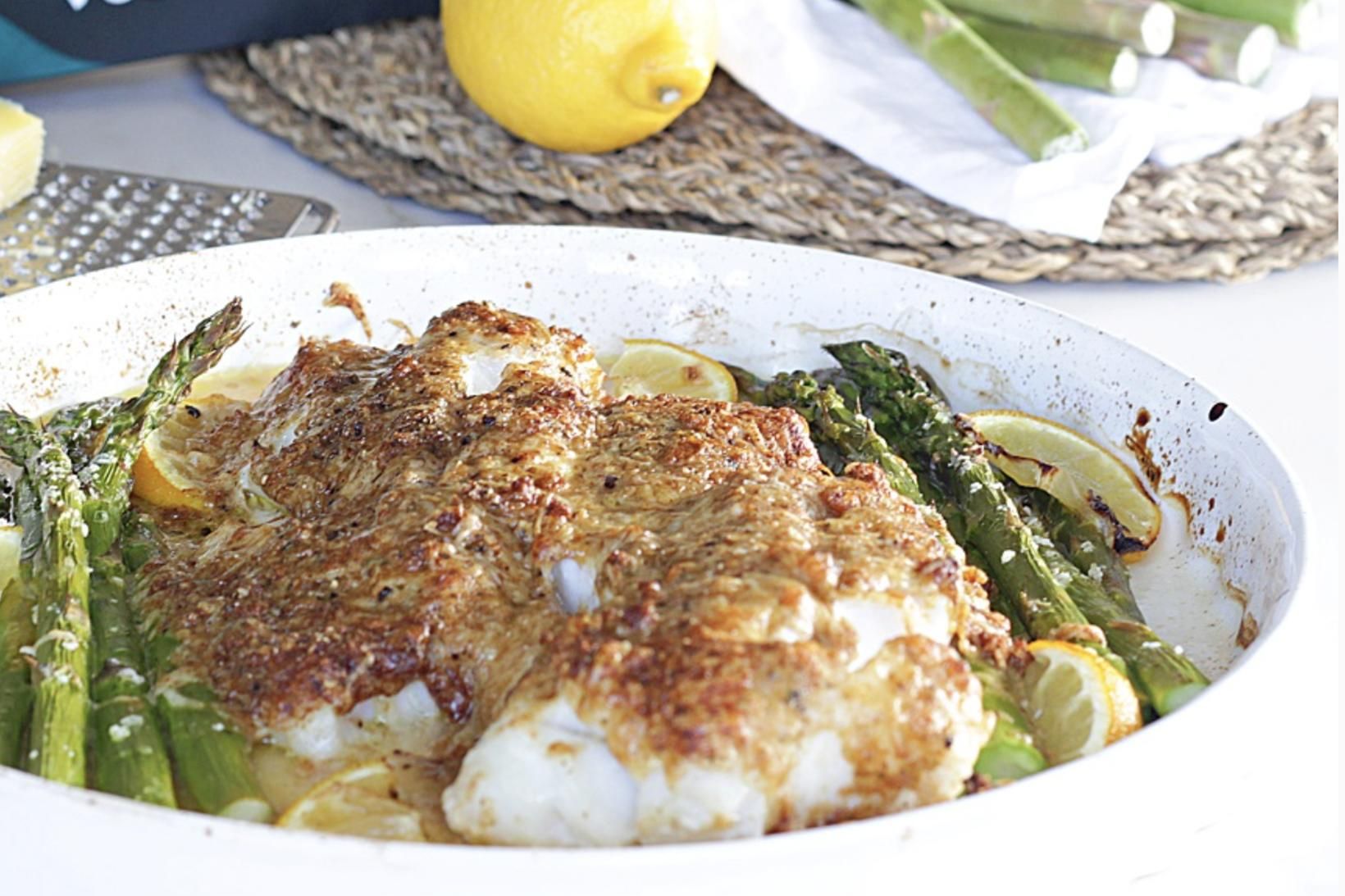 Girnilegur ofnbakaður fiskur með osti og ferskum aspas sem gaman …