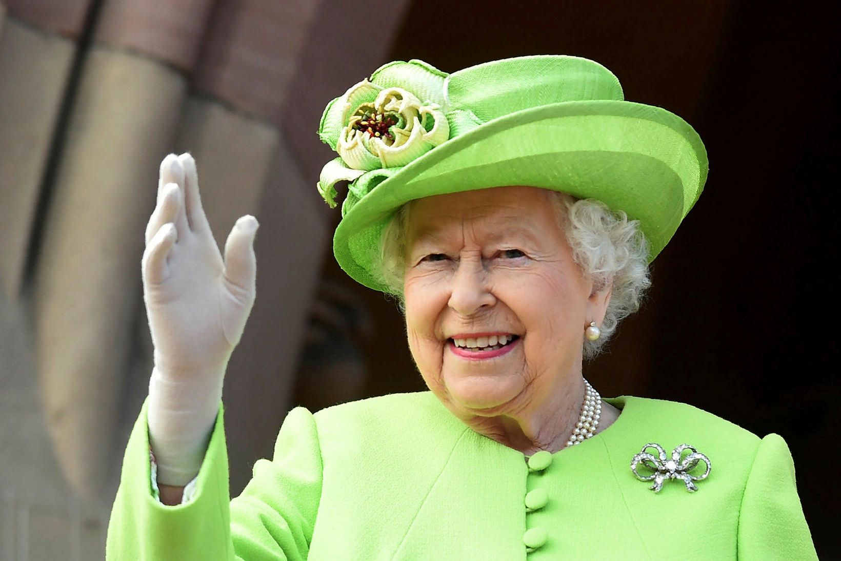 Drottningin vinkar bless og heldur til Windsor.