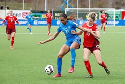 Sveindís Jane Jónsdóttir og Luana Bühler eigast við í leik Íslands og Sviss í Þjóðadeildinni …