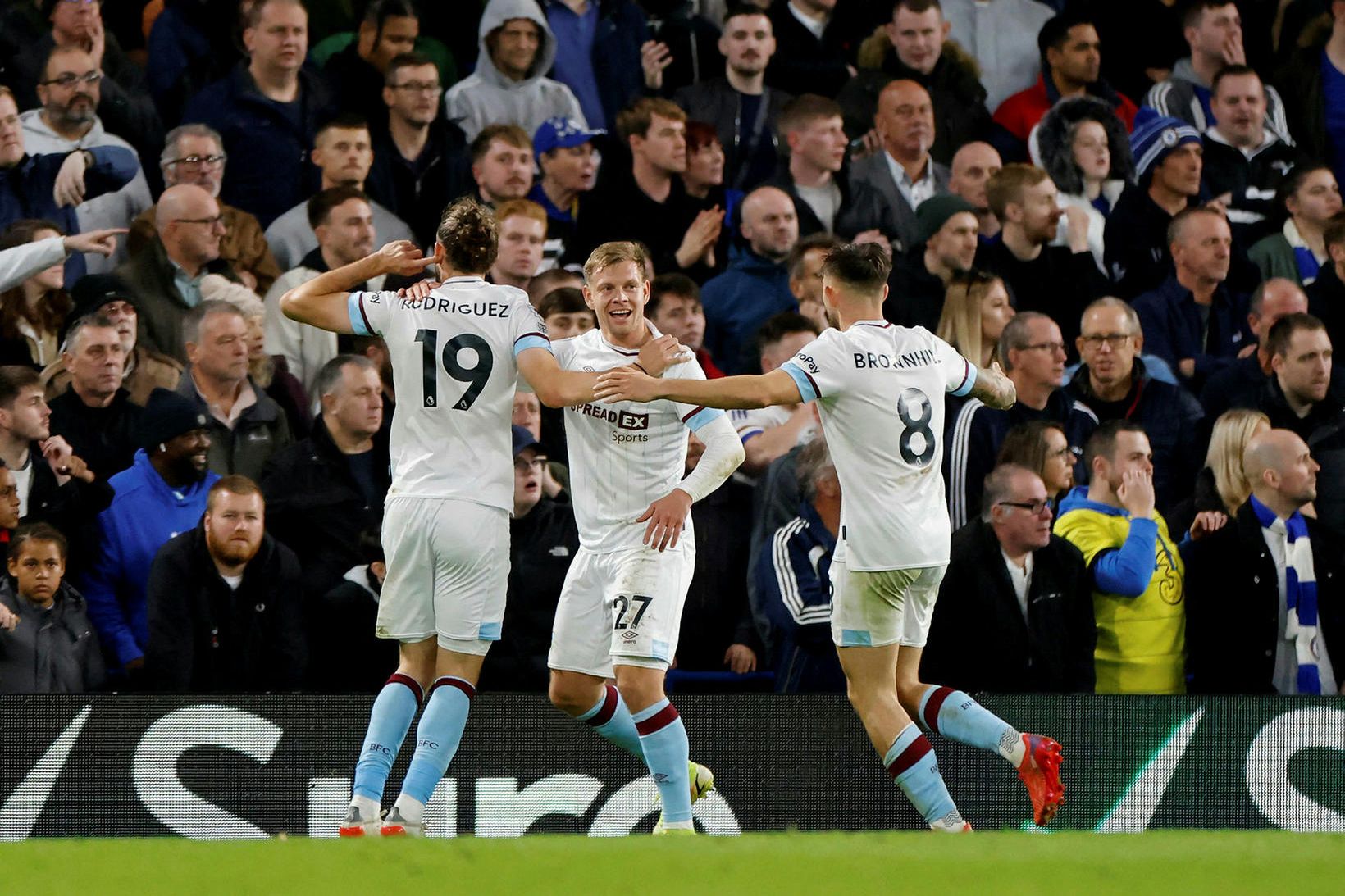 Leikmenn Burnley fagna jöfnunarmarki Matej Vydra (27) í dag.