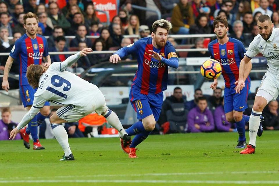 Lionel Messi fer fram hjá Luka Modric í leiknum í dag.