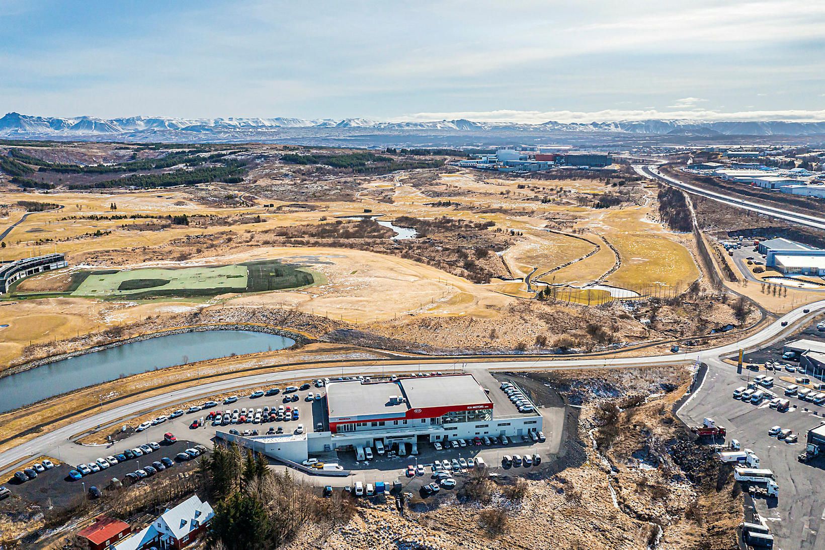 Lóðin er við golfvöllinn við Grafarholt og gegnt Kia-umboðinu.