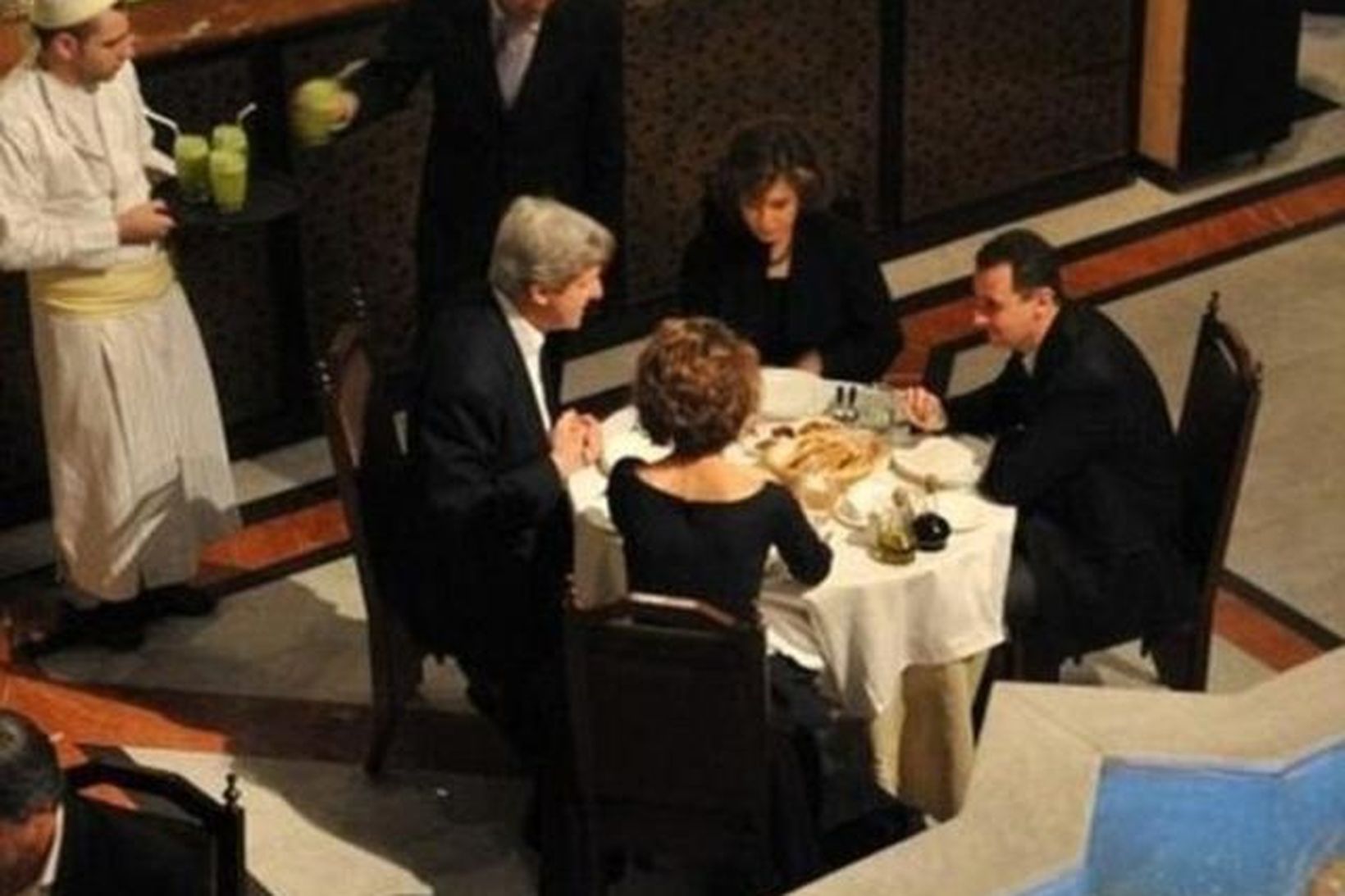 John Kerry og eiginkona hans áttu vinalega kvöldstund með sýrlensku …