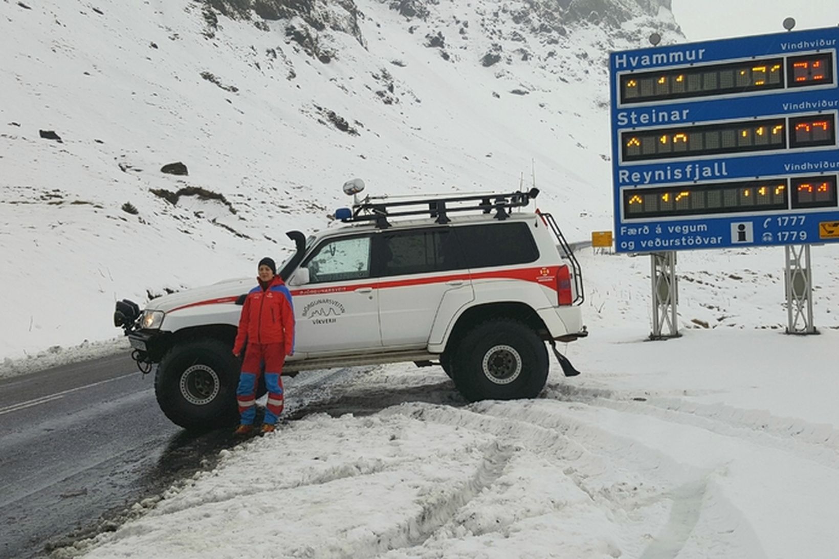 Suðurlandsvegur er lokaður frá Hvolsvelli að Vík í Mýrdal.