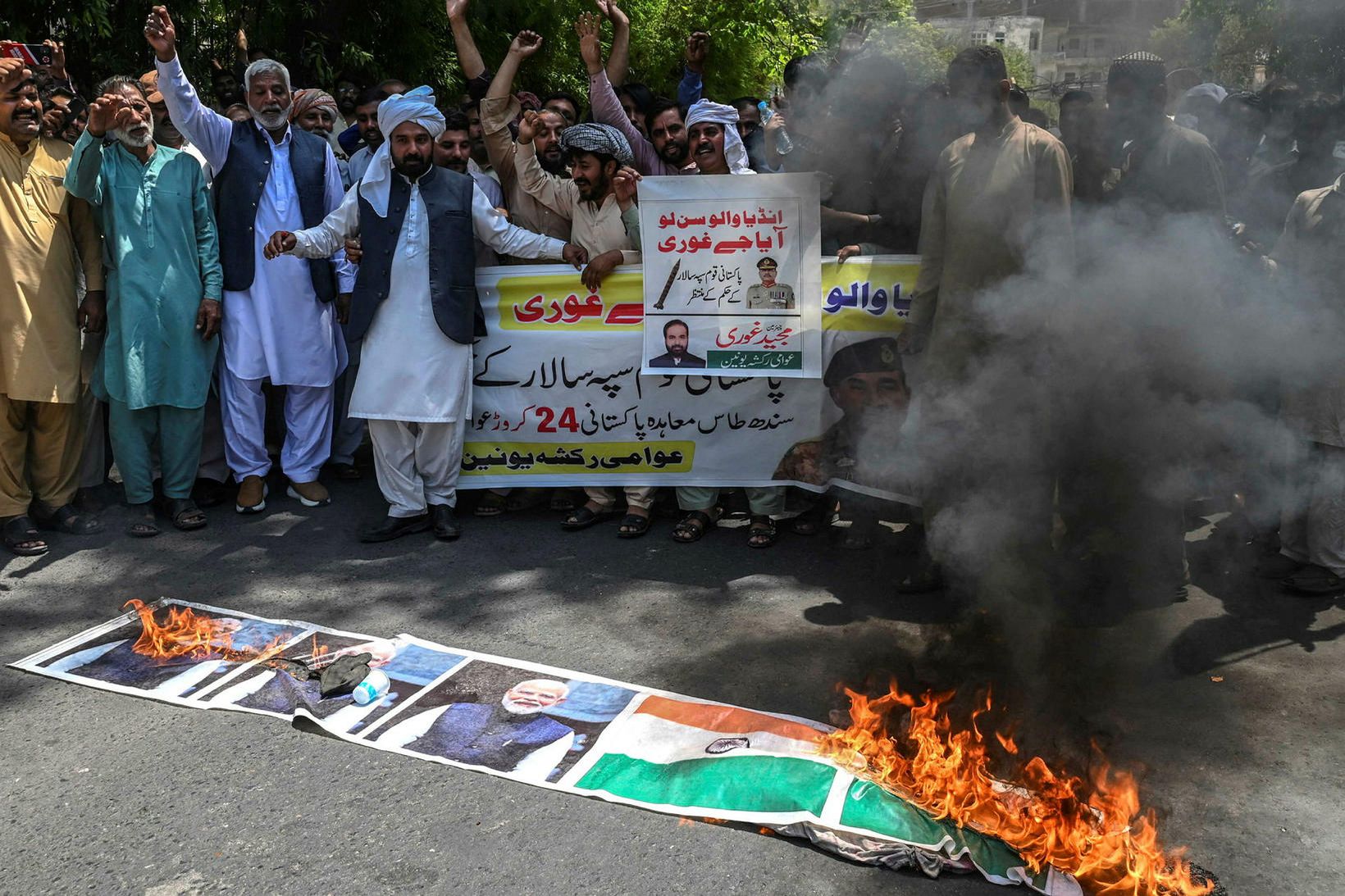 Myndir frá mótmælum í Pakistan, þar sem menn brenndu borða …