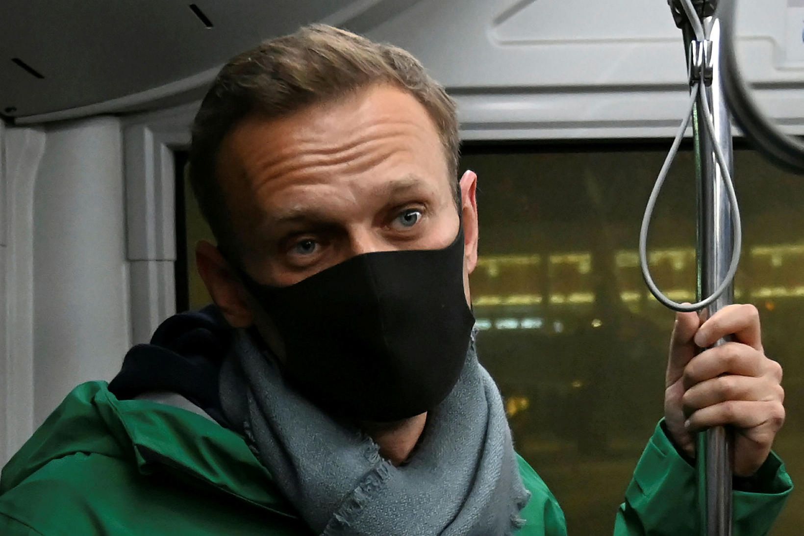 Navalní rétt eftir komuna til Moskvu í dag.