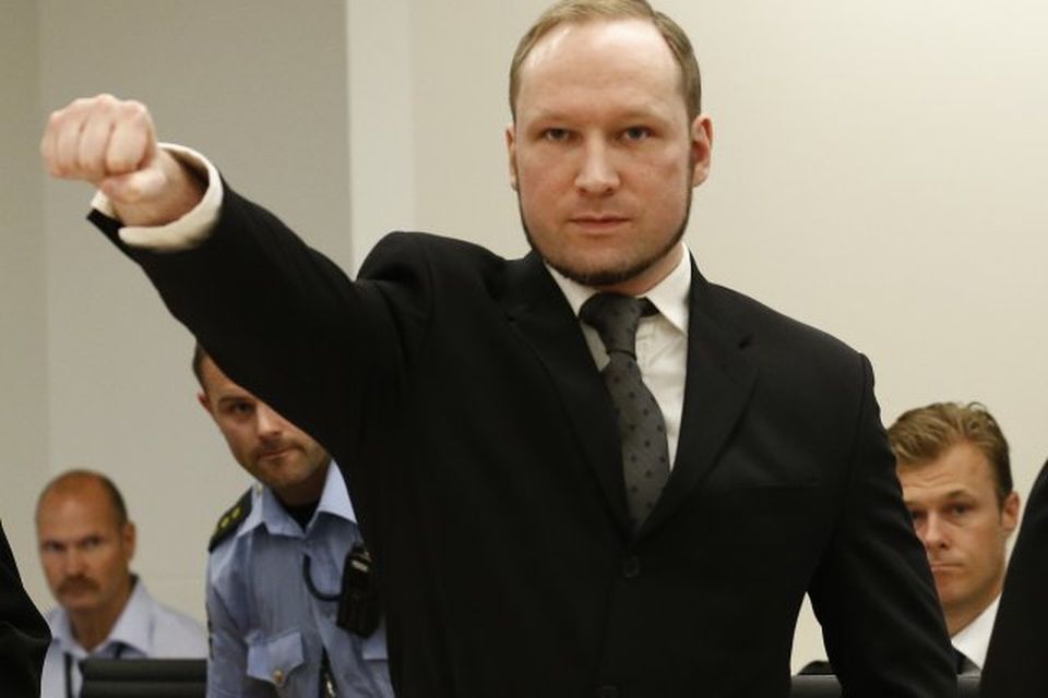 Anders Behring Breivik rétti út hnefann er niðurstaða dómsins var ljós.