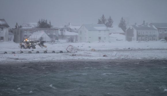 Flæddi yfir báða varnargarðana á Flateyri