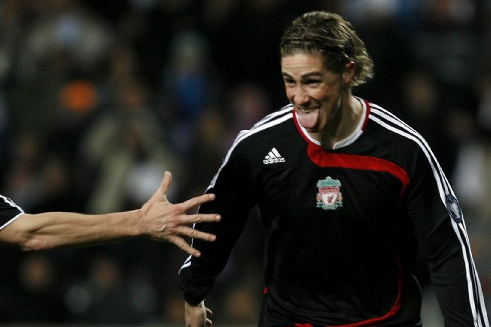 Fernando Torres fagnar eftir að hafa komið Liverpool í 2:0 …