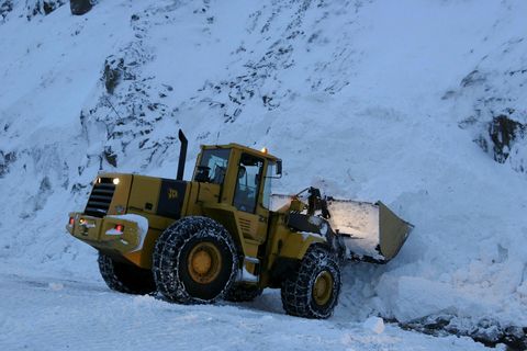 Snjóflóð féll á veginn milli Ísafjfarðar og Súðavíkur skömmu eftir miðnætti. Mynd úr safni.