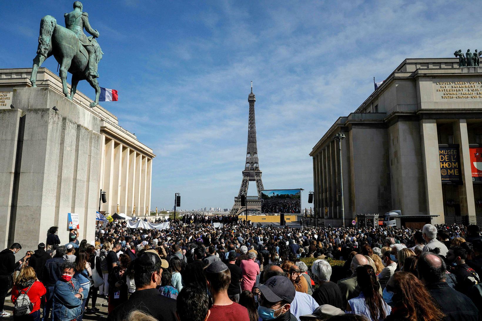 Fjöldi fólks safnaðist saman fyrir fram Eiffel-turninn í París til …