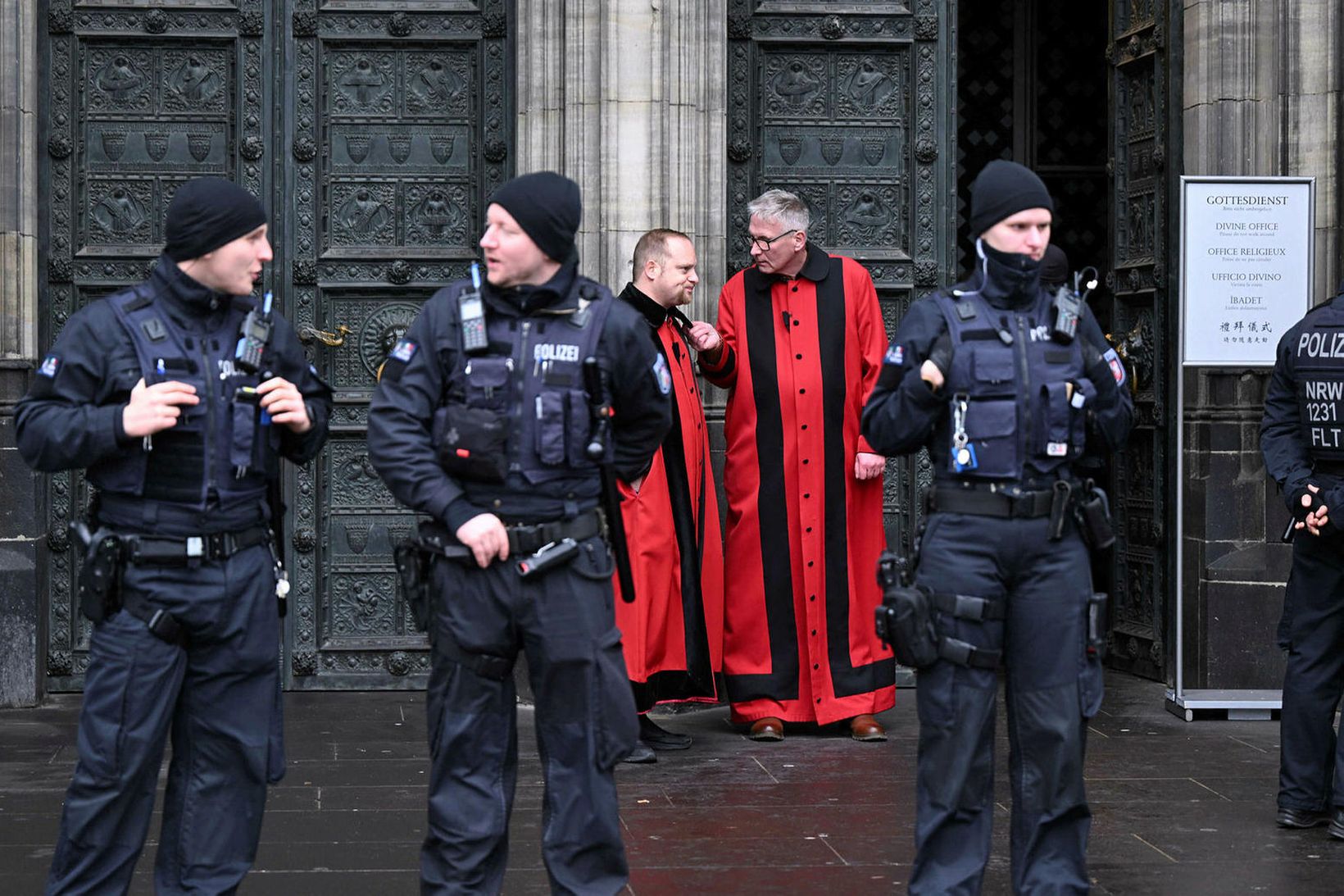 Fyrir utan dómkirkjuna í Köln í morgun.