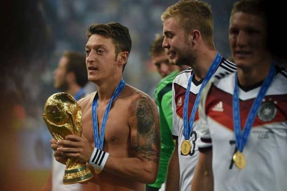Mesut Özil var heitt í hamsi og reif sig úr treyjunni.