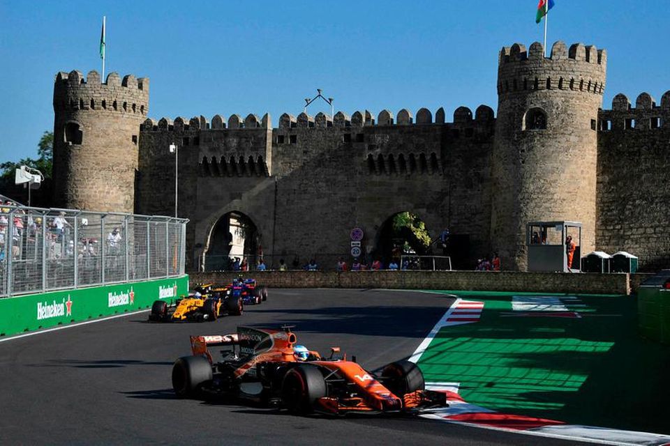 Fernando Alonso, sem hér fer fremstur, vann fyrstu stig McLaren í ár í kappakstrinum í …