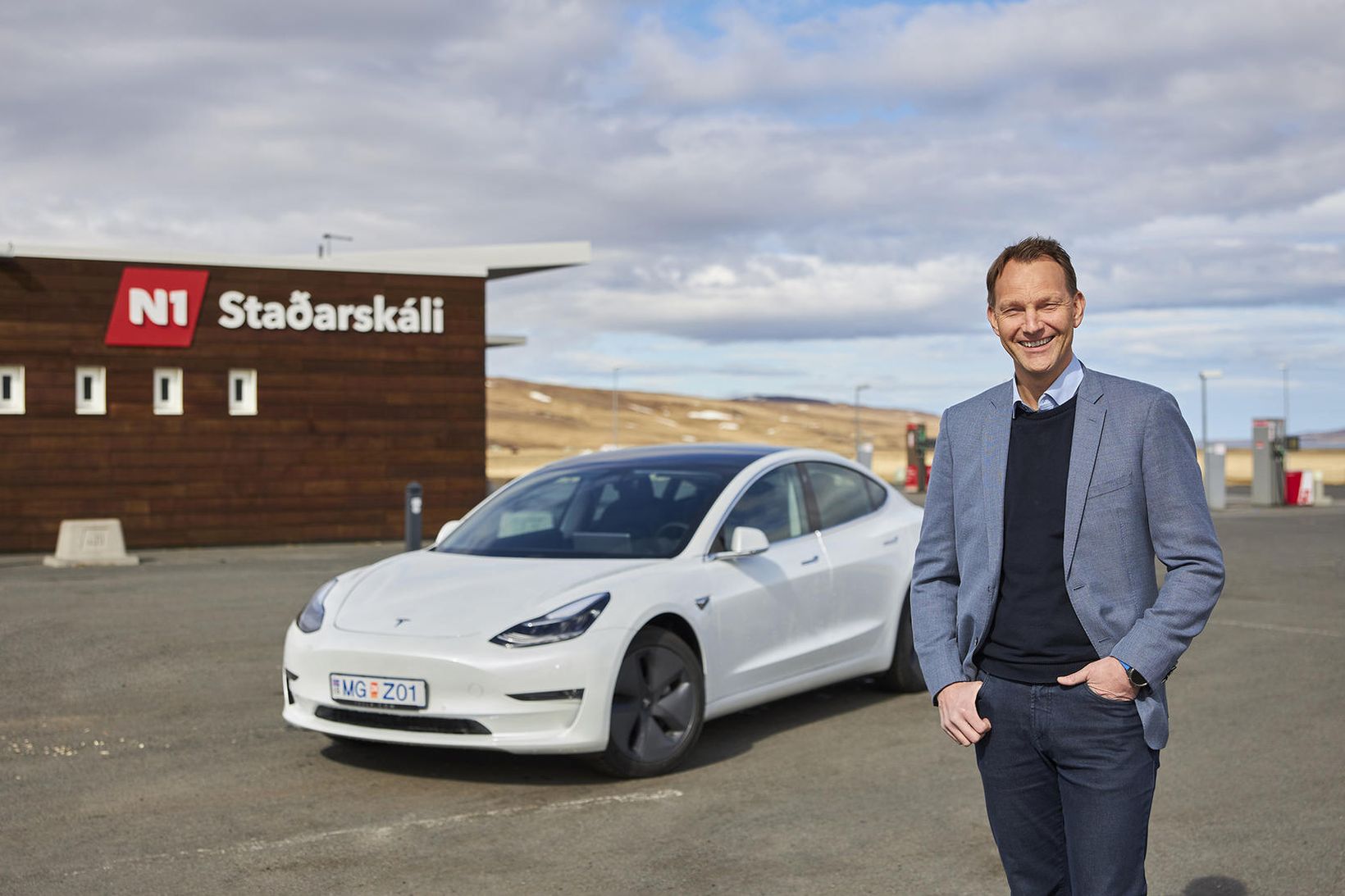 Hinrik Örn, framkvæmdastjóri N1, á Tesla við Staðarskála, þar sem …