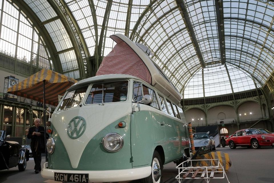 Volkswagen Type Flipseat húsbíll frá 1963 á sýningunni í Grand Palais höllinni í París.
