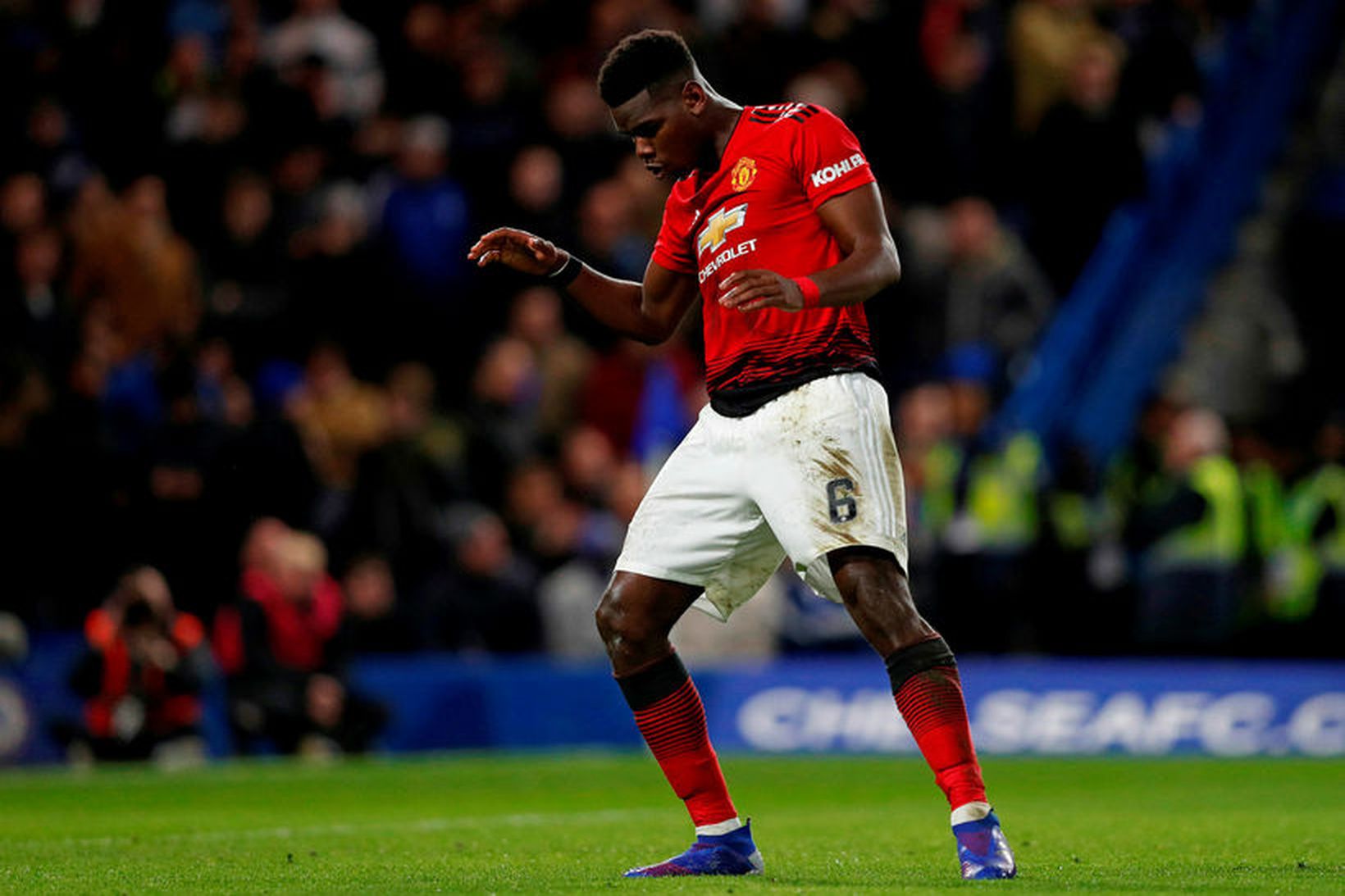 Paul Pogba fagnar marki sínu gegn Chelsea á Stamford Bridge …