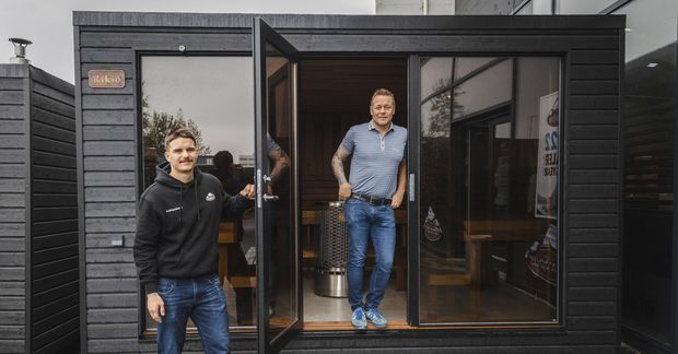 Kristján Berg Ásgeirsson, eigandi Heitirpottar.is, ásamt syni sínum, Ara Steini Kristjánssyni, framkvæmdastjóra fyrirtækisins, við einn …