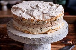 Bjarni Viðar Sigurðsson leirlistamaður gerir ávallt þessa nougat-ístertu með marens um jólin og fær sér …