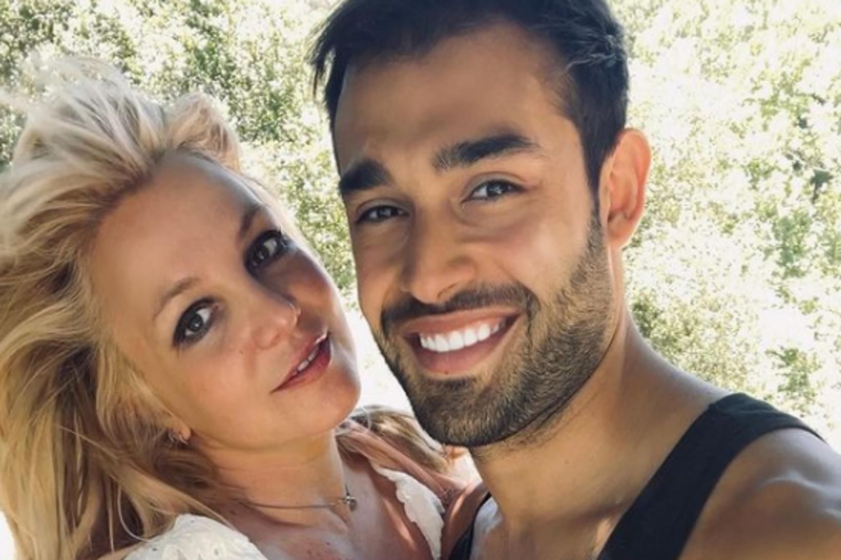 Britney Spears og Sam Asghari njóta nú lífsins á Havaí.