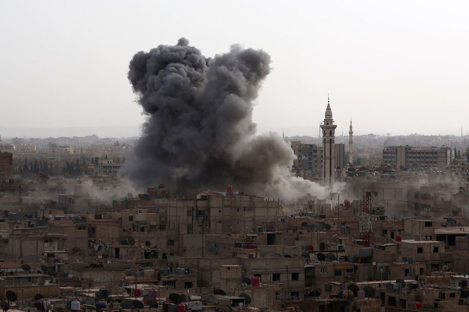 Reykmökkur stígur upp frá borginni Douma í Sýrlandi eftir sprengjuárásir …