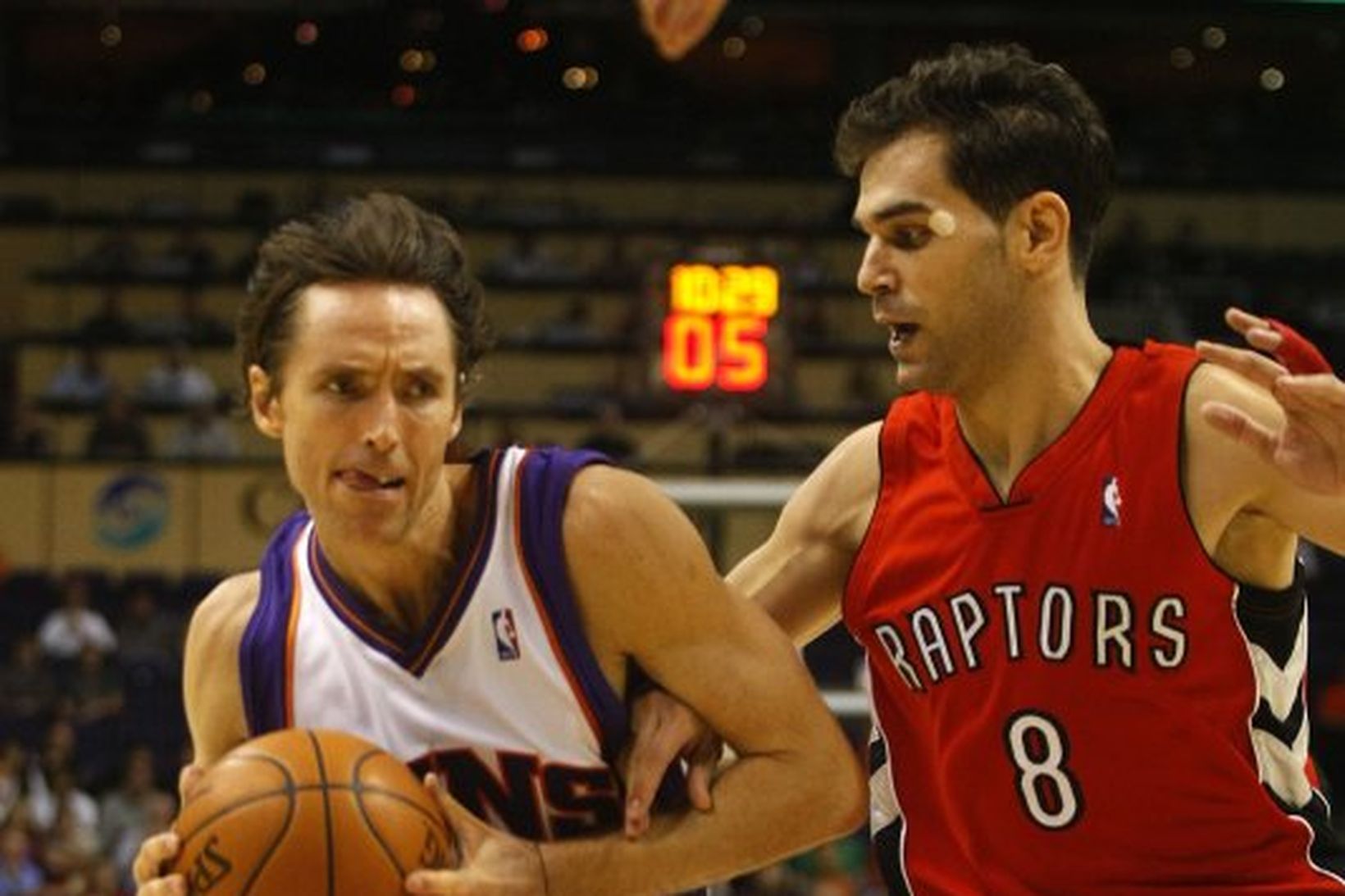 Steve Nash hjá Phoenix og José Calderon hjá Toronto í …