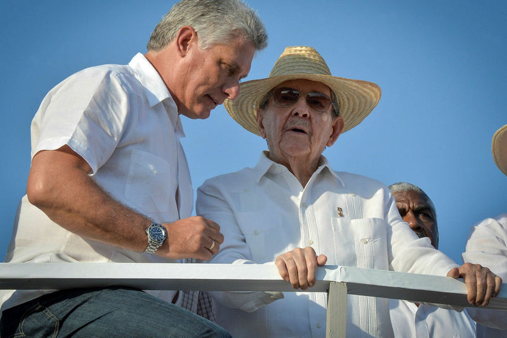 Raul Castro (til hægri) ásamt Miguel Diaz Canel.