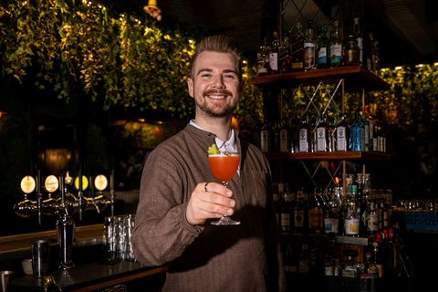 Daníel Oddsson barþjónn á Jungle Cocktailbar er með á hreinu hvaða kokteilar eru ástríðufullir og …