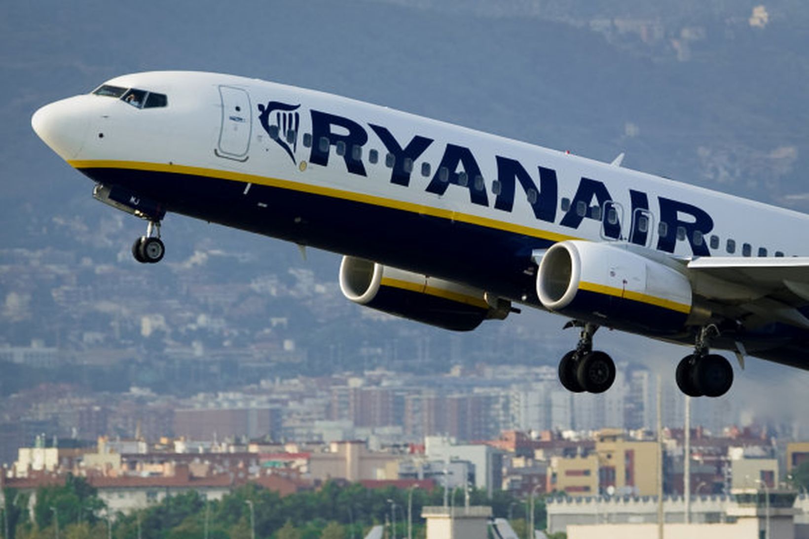 Ryanair er írskt lággjaldaflugfélag sem flýgur milli allra helsu áfangastaða …