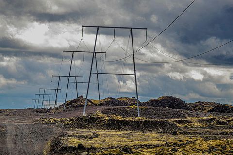 Enn er deilt um Suðurnesjalínu 2 sem leggja á vegna þess að Suðurnesjalína 1, sem …