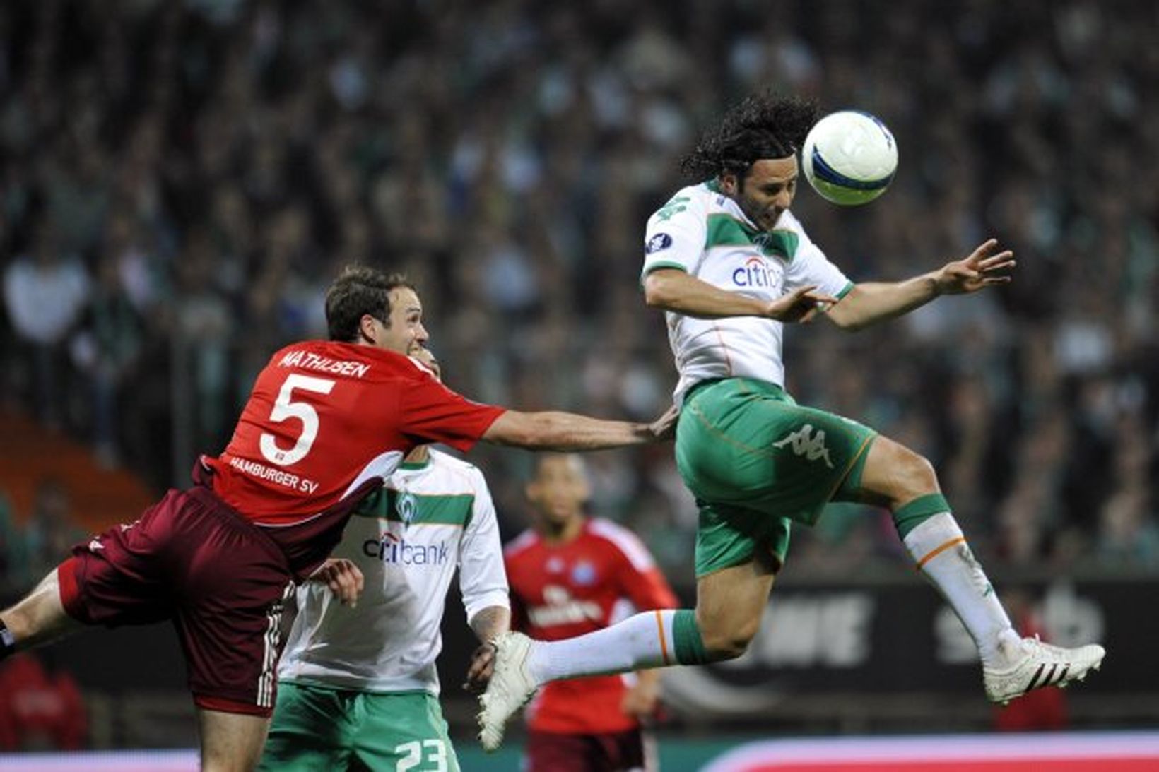 Claudio Pizarro sóknarmaður Bremen skallar að marki Hamburger í leiknum …