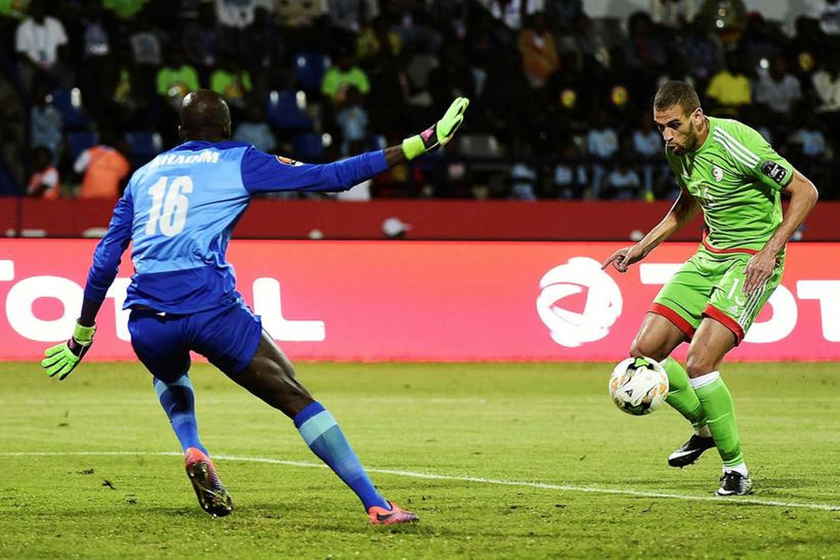 Islam Slimani, leikmaður Leicester, skorar fyrir Alsír gegn Senegal í …