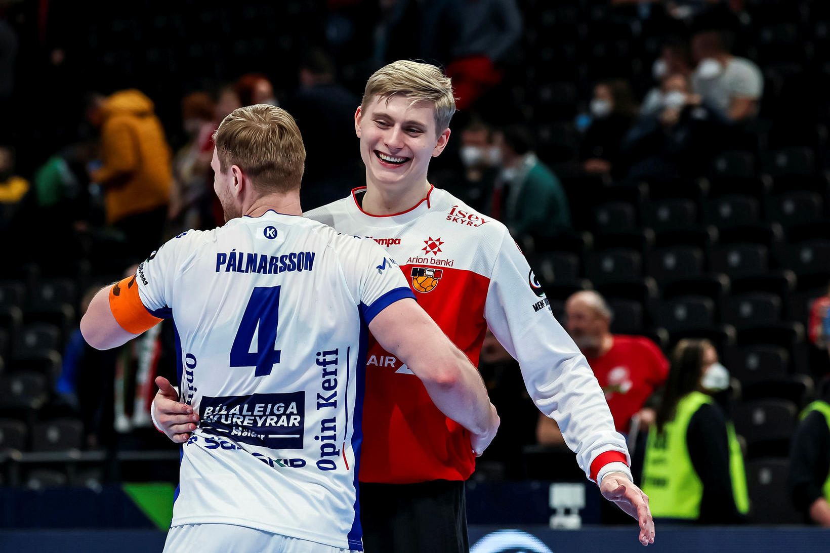 Viktor Gísli Hallgrímsson og Aron Pálmarsson fagna sigrinum gegn Hollandi.