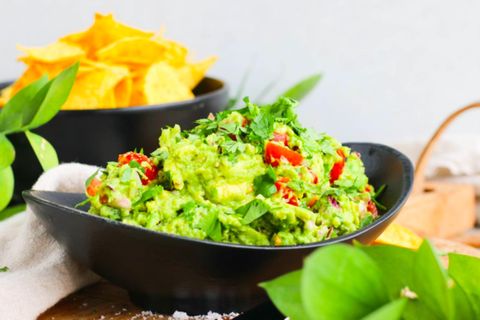 Ferskt guacamole sem rífur í og er fáranlega auðvelt að búa til. Ekta fyrir næsta …