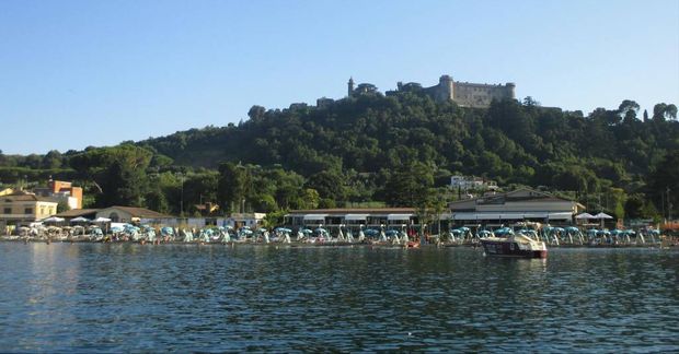 Útsýni af vatninu Lago di Bracciano.