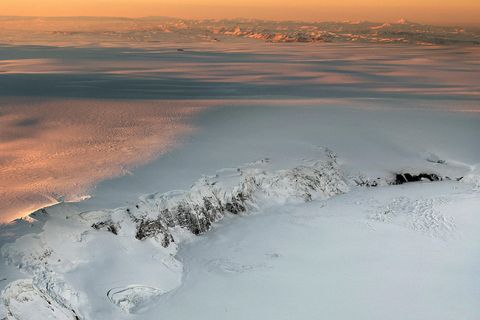 Grímsvötn in the foreground and Grímsfjall mountain in the background.