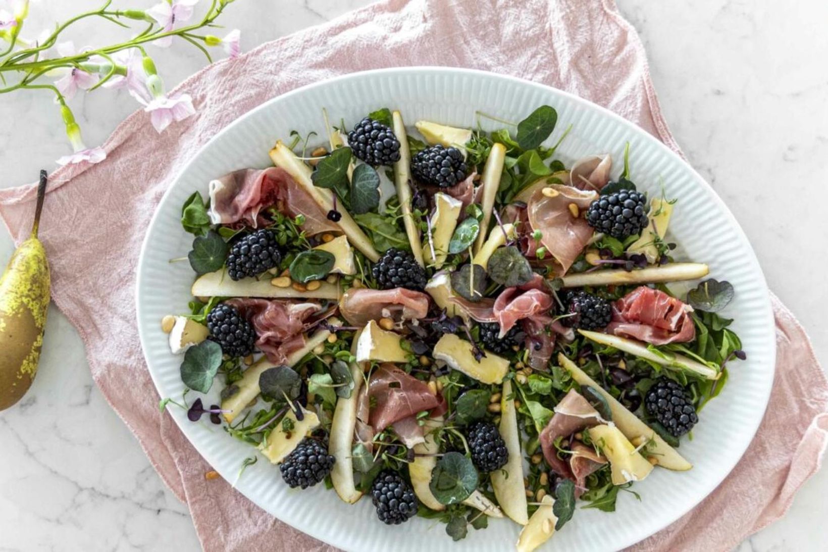 Ferskt salat með parmaskinku, perum og brómberjum