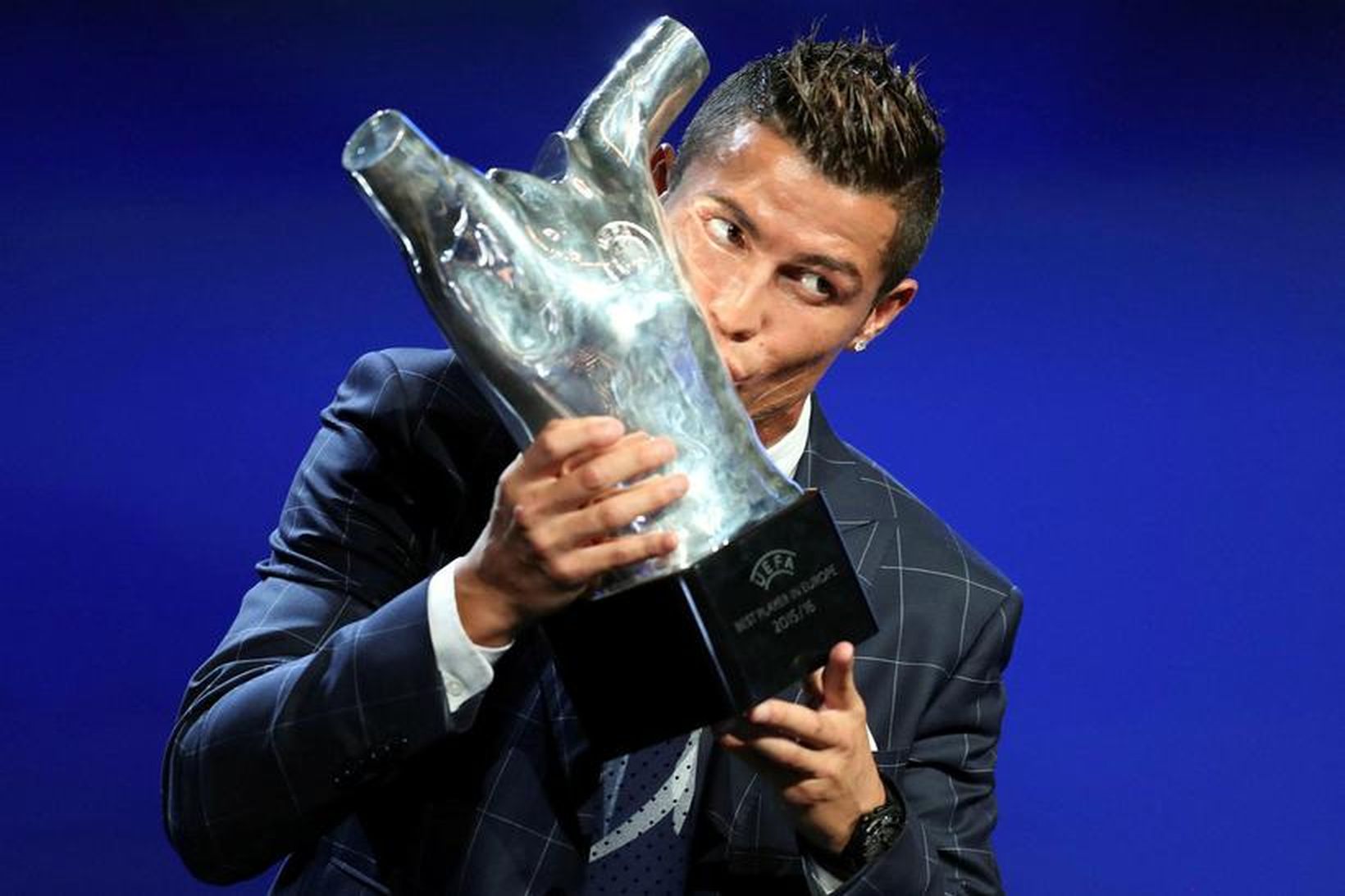 Cristiano Ronaldo, besti knattspyrnumaður Evrópu leiktímabilið 2015 - 2016, með …