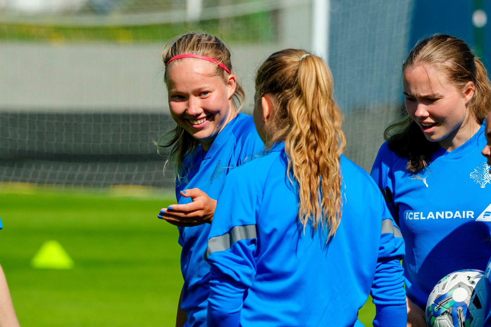Hlín Eiríksdóttir og Arna Eiríksdóttir á góðri stundu á landsliðsæfingu.