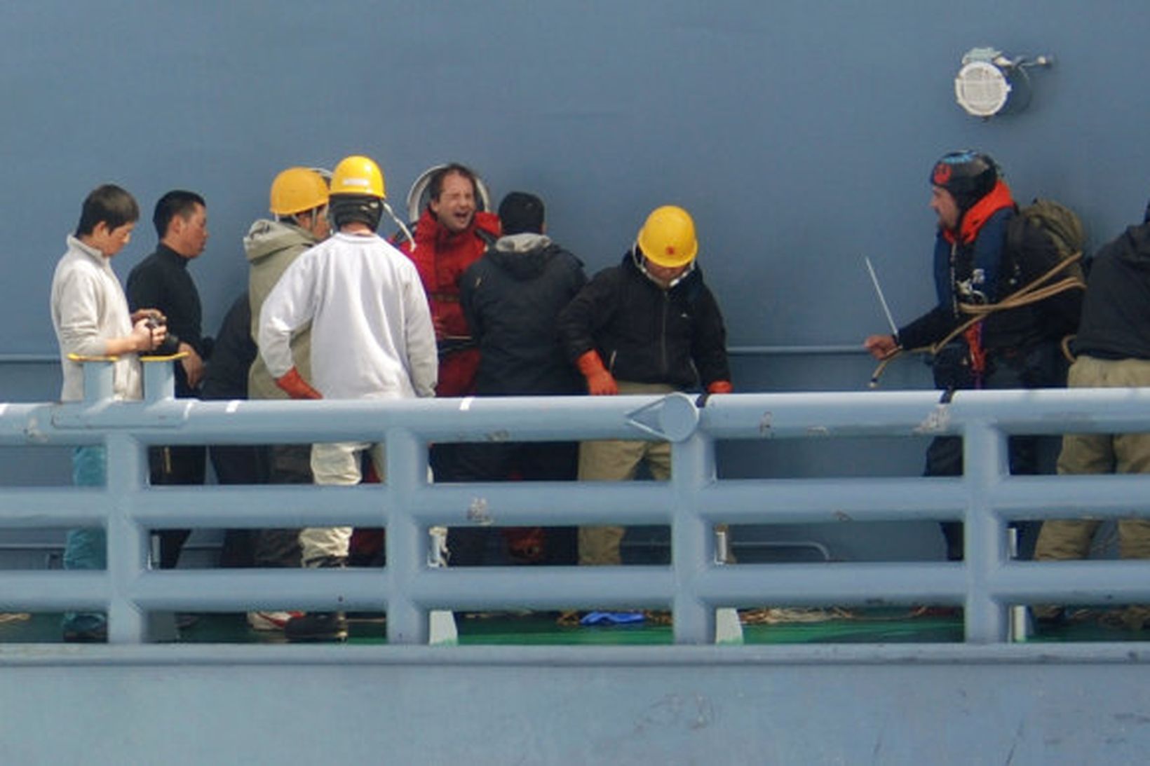 Japanskir hvalveiðimenn yfirbuga annan Sea Shepherdliðann eftir að hann fór …